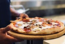 Pizza senza farina e lievito - RicettaSprint