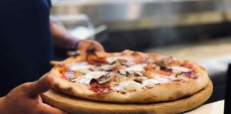 Pizza senza farina e lievito - RicettaSprint