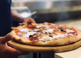 Pizza senza farina e lievito - RicettaSprint