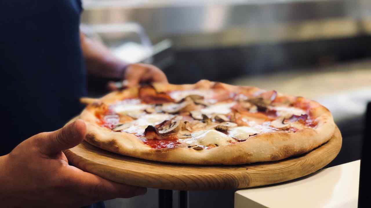 Pizza senza farina e lievito - RicettaSprint