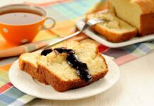 Con il mascarpone avanzato del tiramisù ci ho fatto il plumcake alla frutta, questo si che è un dolce svuota frigo che ti svolta la colazione Plumacake al mascarpone e pesche RicettaSprint