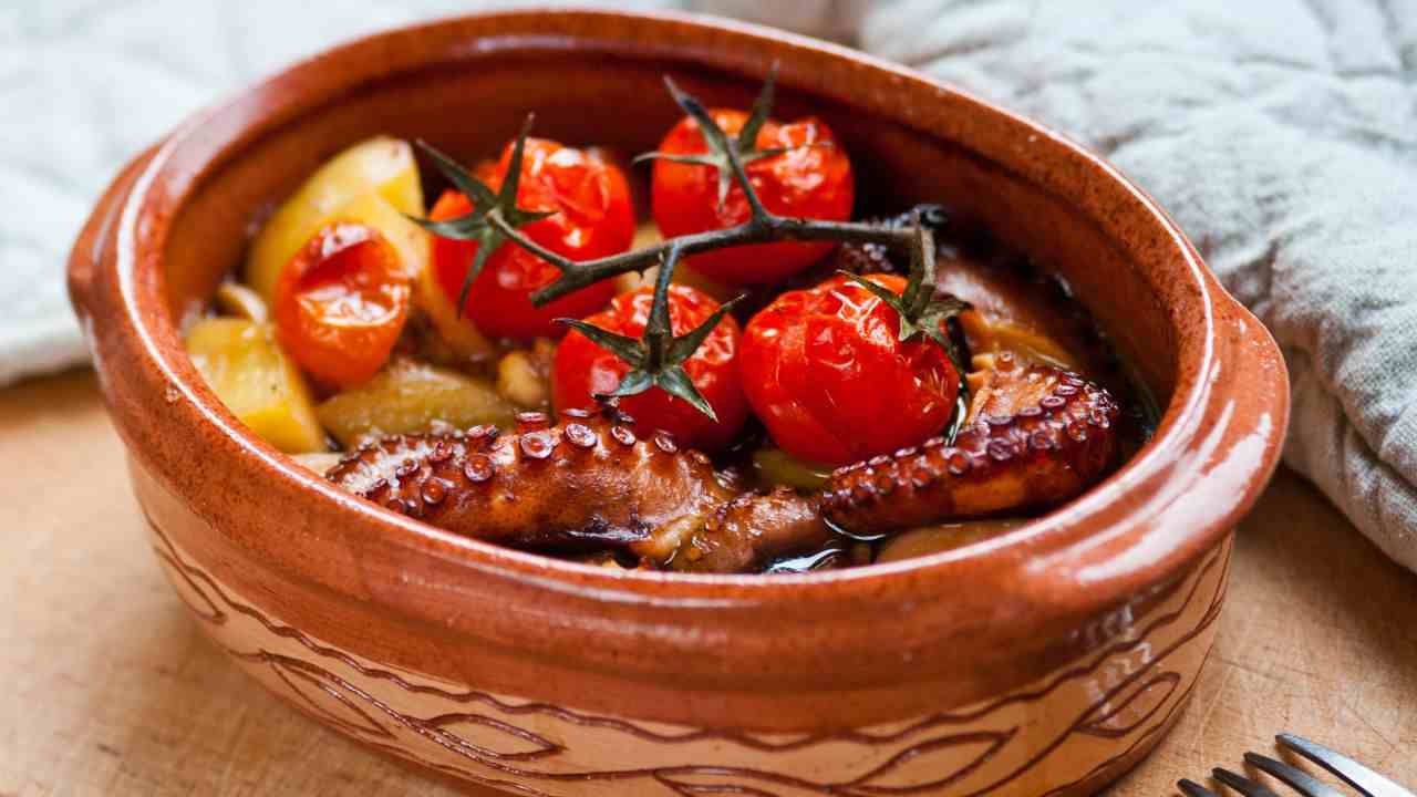 Polpo al tegame con patate e pomodorini