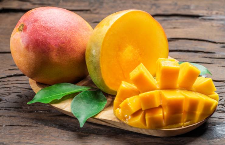 Un mango intero ed uno tagliato a pezzi