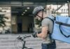 Un rider impegnato a svolgere una consegna