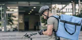 Un rider impegnato a svolgere una consegna