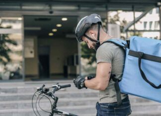 Un rider impegnato a svolgere una consegna