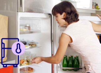 Una donna che controlla il frigorifero di casa