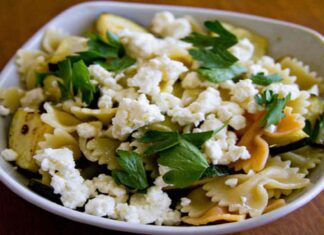 Primo, secondo, contorno e formaggio tutto in un piatto