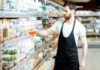 Lavoratore in un supermercato