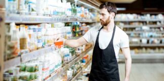 Lavoratore in un supermercato