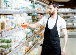 Lavoratore in un supermercato