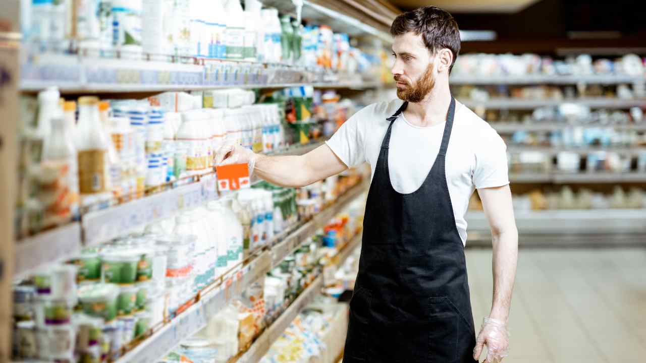 Lavoratore in un supermercato