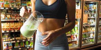 Una donna in forma e prodotti al supermercato