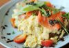 Crostini con uova strapazzate e salmone