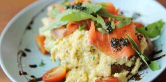Crostini con uova strapazzate e salmone