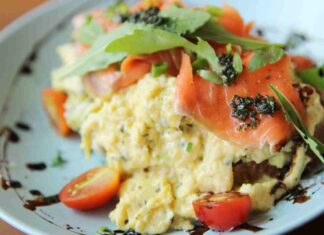 Crostini con uova strapazzate e salmone