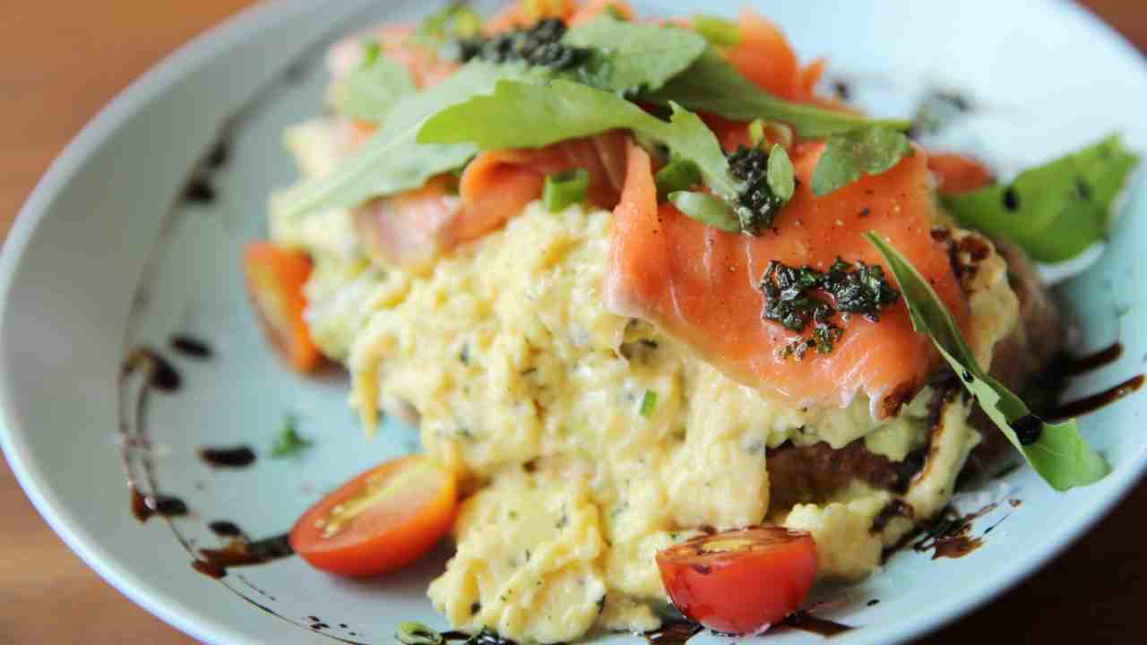 Crostini con uova strapazzate e salmone