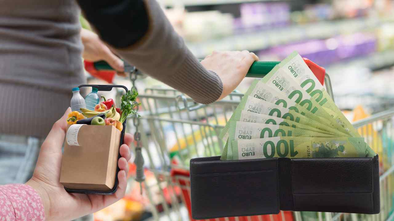 Una persona che spinge un carrello e soldi ed una app per la spesa