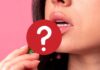 Una donna che mangia un frutto afrodisiaco