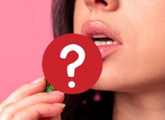 Una donna che mangia un frutto afrodisiaco
