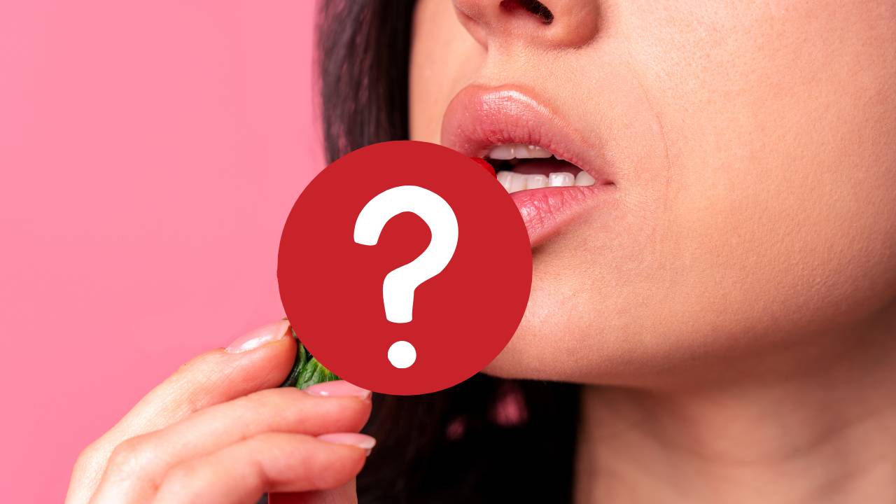 Una donna che mangia un frutto afrodisiaco
