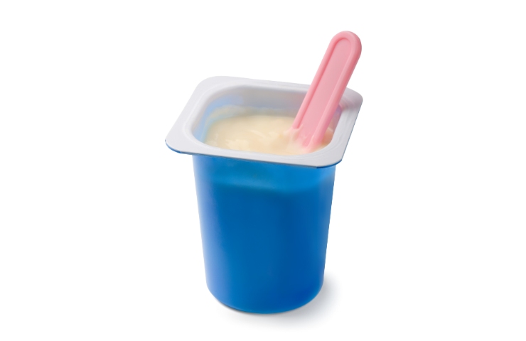 Un vasetto di yogurt aperto
