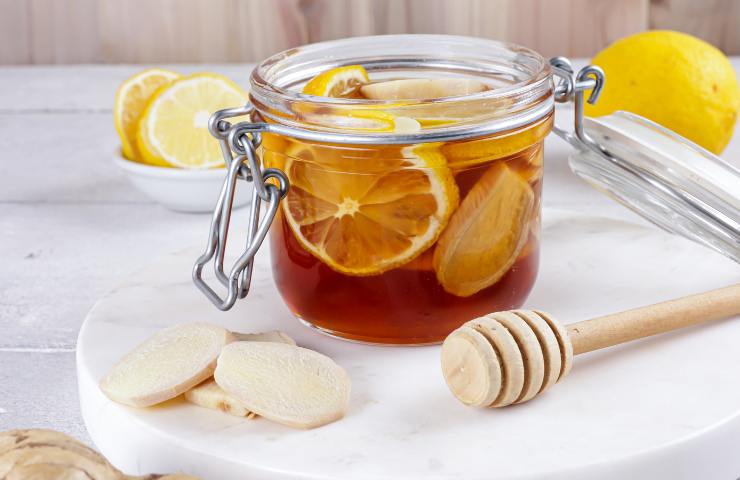 La bevanda con zenzero, miele e limone