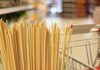 Degli spaghetti ed un carrello al supermercato