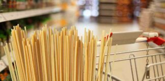 Degli spaghetti ed un carrello al supermercato