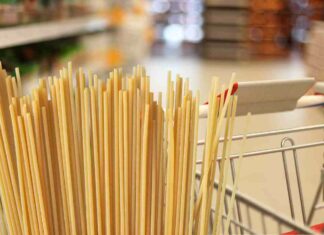 Degli spaghetti ed un carrello al supermercato
