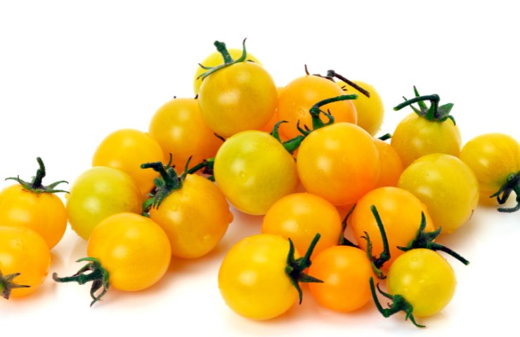 Diversi pomodorini gialli