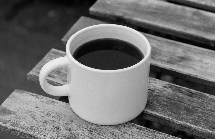 Una tazzina di caffè su un tavolo di legno