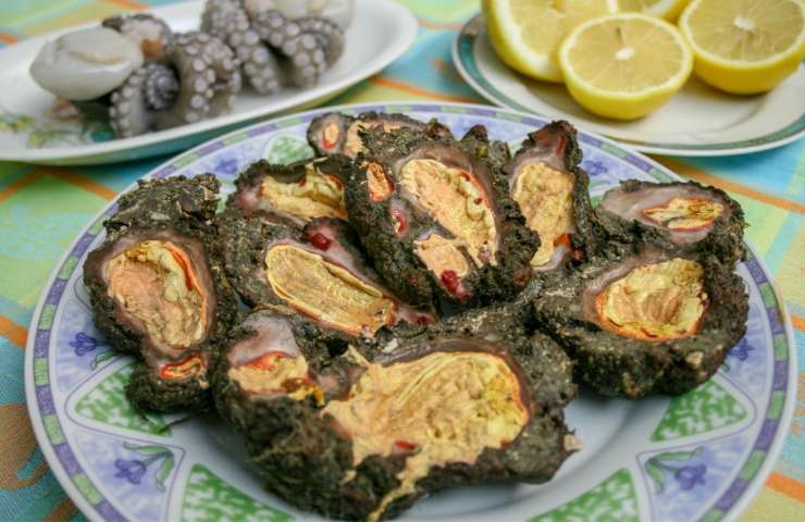 Dei limoni di mare in un piatto