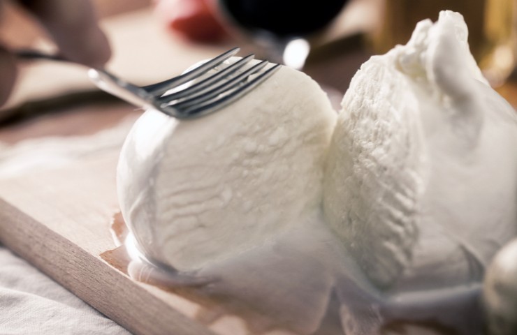 Una mozzarella fresca appena tagliata
