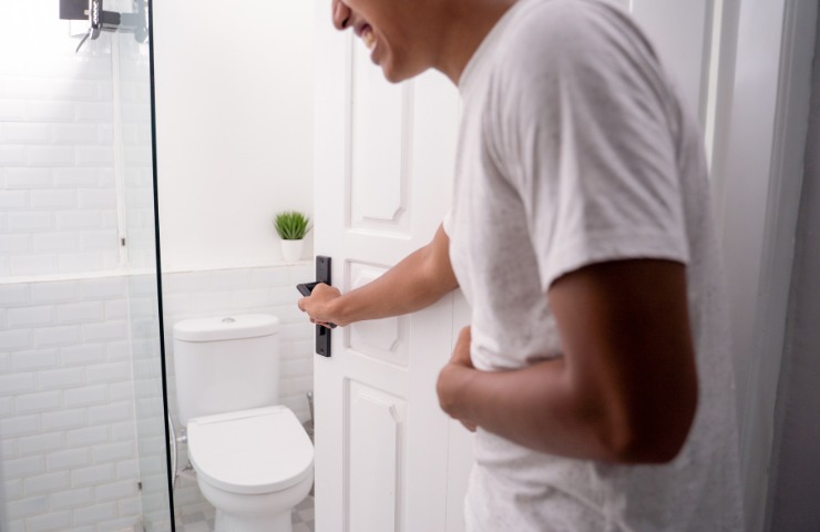 Un uomo che deve andare in bagno