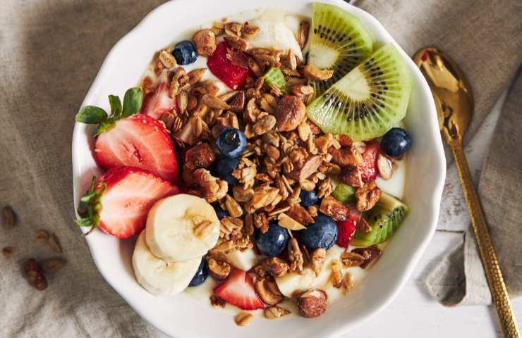 Yogurt greco con della frutta fresca e dei cereali