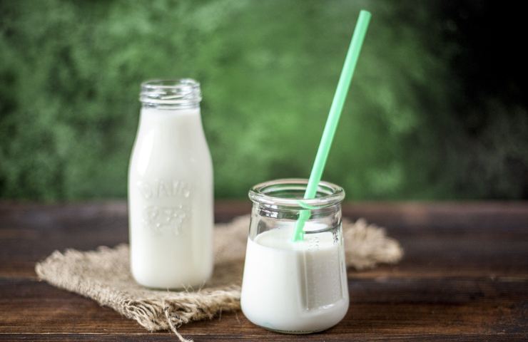 Del latte versato in un bicchiere