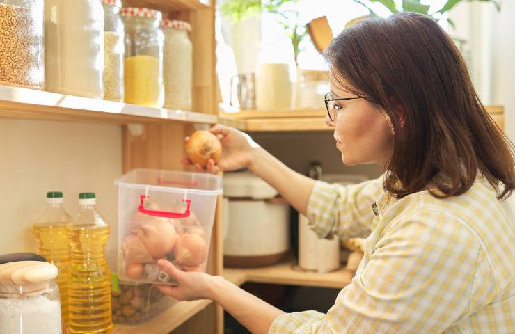 Una donna che prende del cibo in casa
