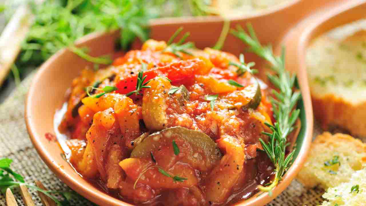 Ratatouille scomposta al tegame,
