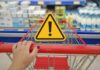 Un carrello davanti al banco frigo di un supermercato