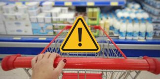 Un carrello davanti al banco frigo di un supermercato