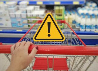 Un carrello davanti al banco frigo di un supermercato