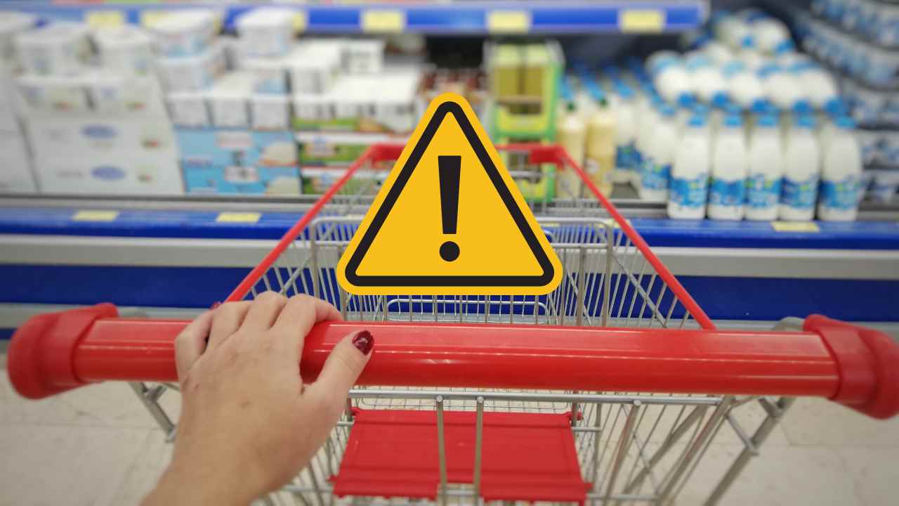 Un carrello davanti al banco frigo di un supermercato