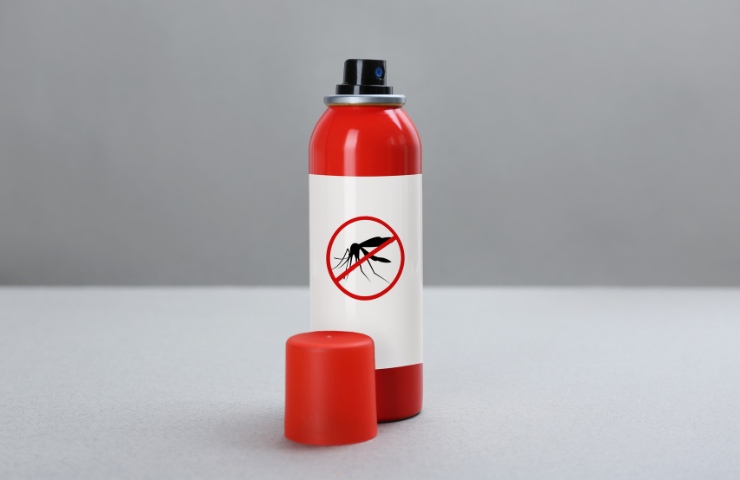 Uno spray antizanzare in flacone