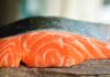 Un trancio di salmone fresco
