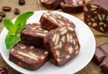 È fresco, cremoso e al caffè: nel mio frigo questo dolce non arriva mai al secondo giorno, va a ruba Salame di cioccolato al caffè