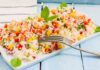 Una insalata di riso in un vassoio capiente