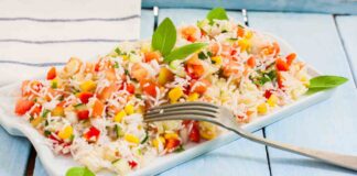 Una insalata di riso in un vassoio capiente