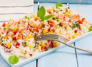Una insalata di riso in un vassoio capiente