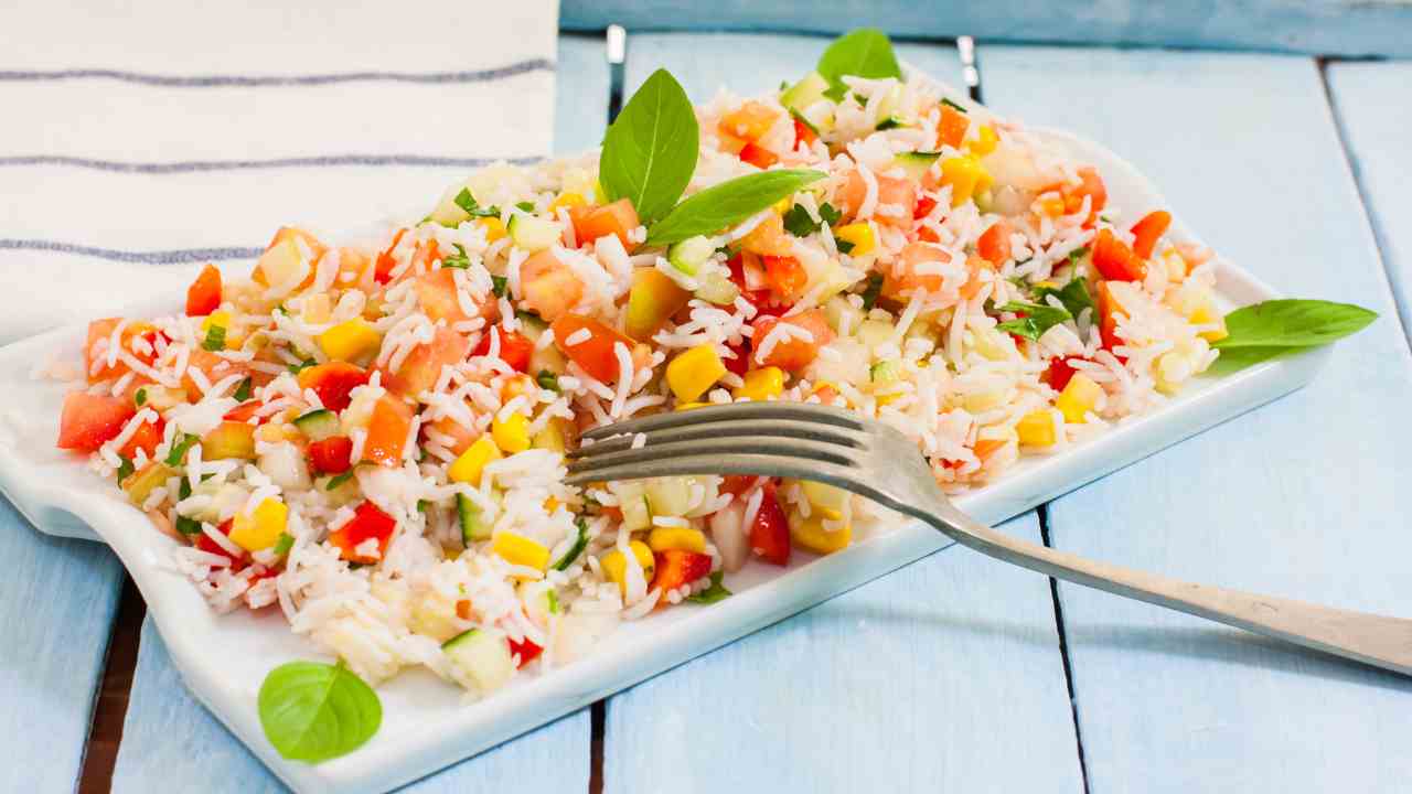 Una insalata di riso in un vassoio capiente